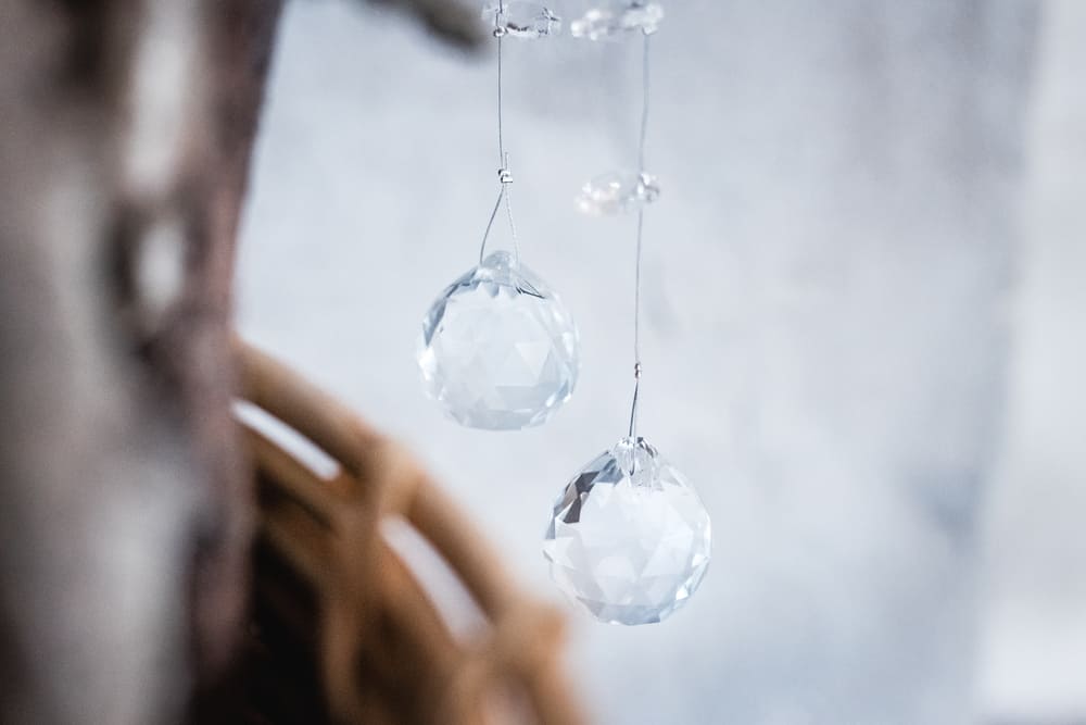 Zwei hängende Kristall-Anhänger – Symbol für Klarheit, Achtsamkeit und Balance bei Impulspaket.de