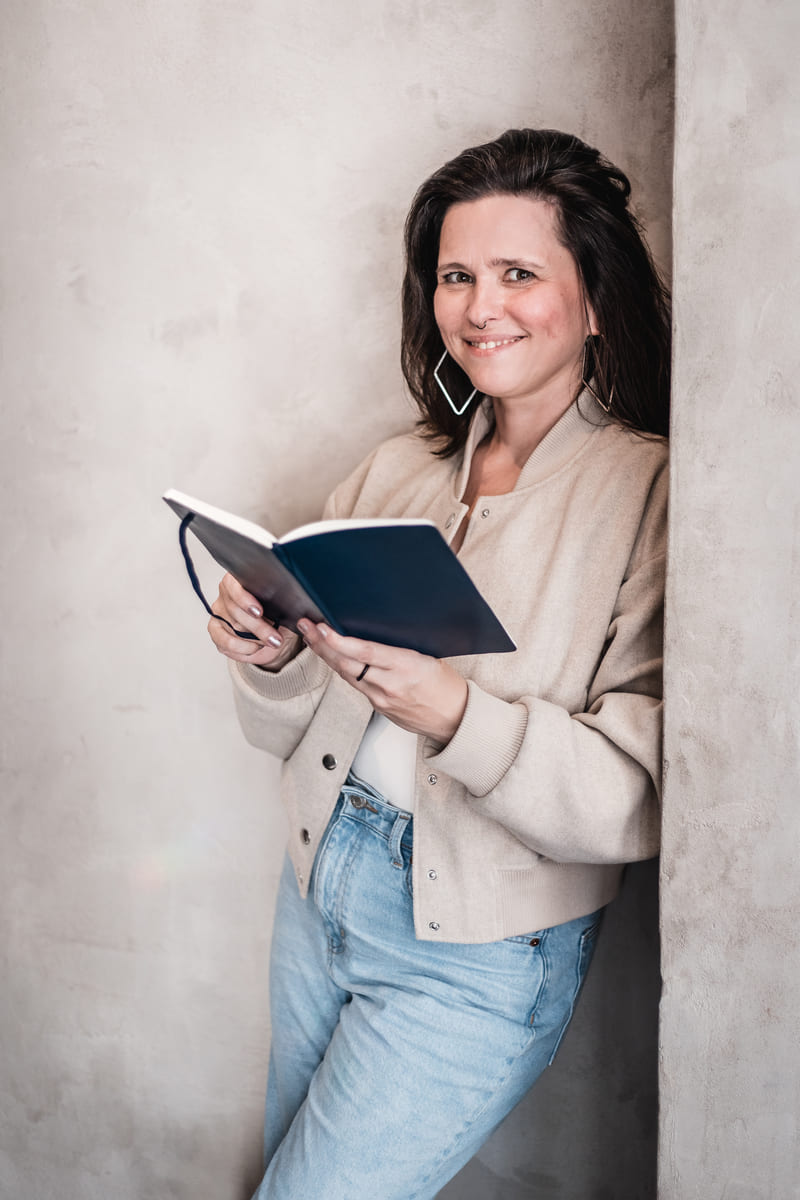 Vesna Zivanic – Gründerin von Impulspaket.de mit Notizbuch, Coaching und Stressprävention mit AVEM-Stresstest