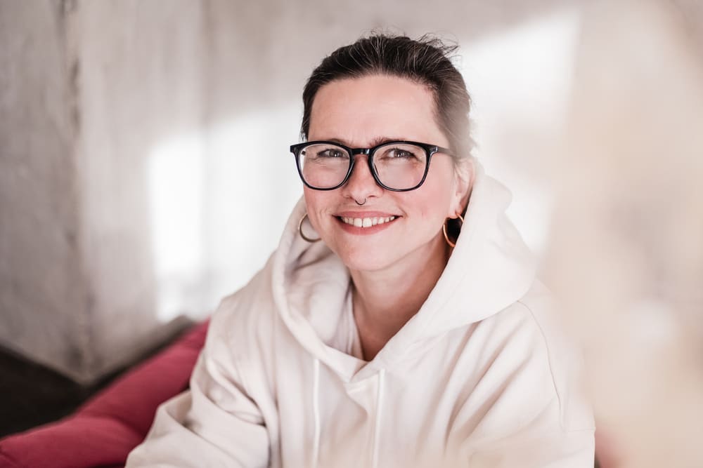 Vesna Zivanic – Gründerin von Impulspaket.de, Porträt mit Brille und Lächeln, Coaching für Stressprävention und Burnout-Begleitung